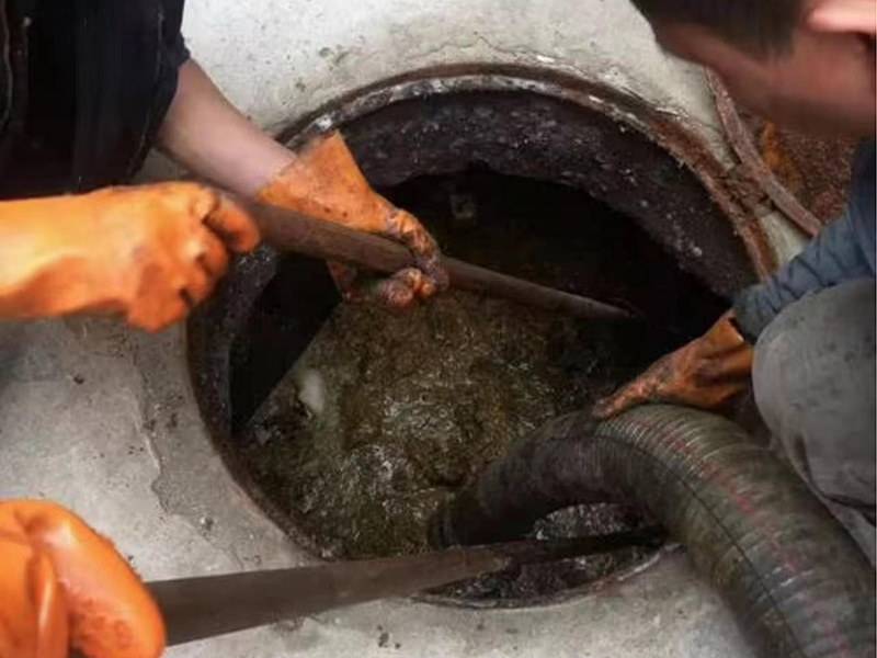 沁阳清理化粪池时如何避免沼气的危害？